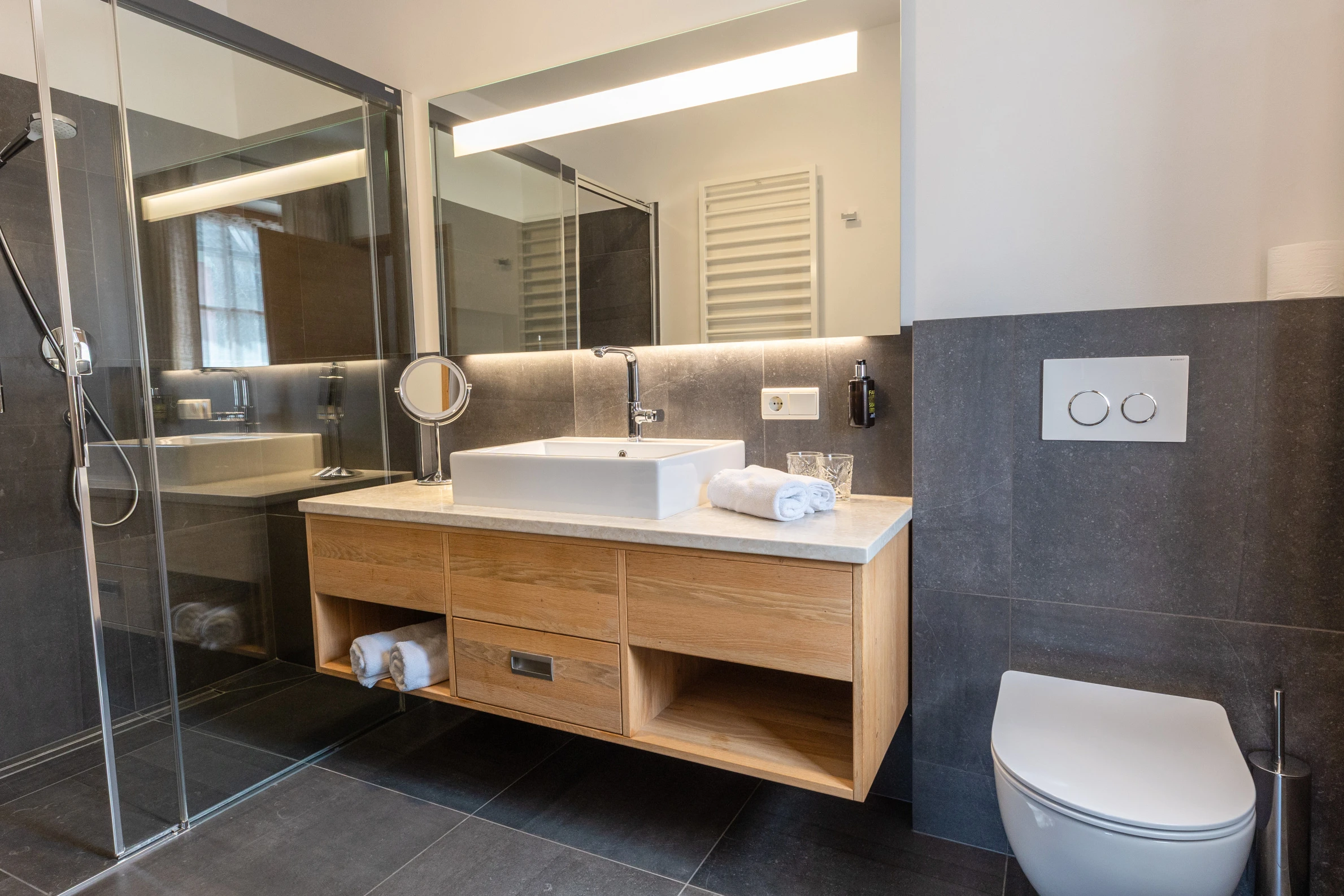 Modernes, schick eingerichtetes Badezimmer