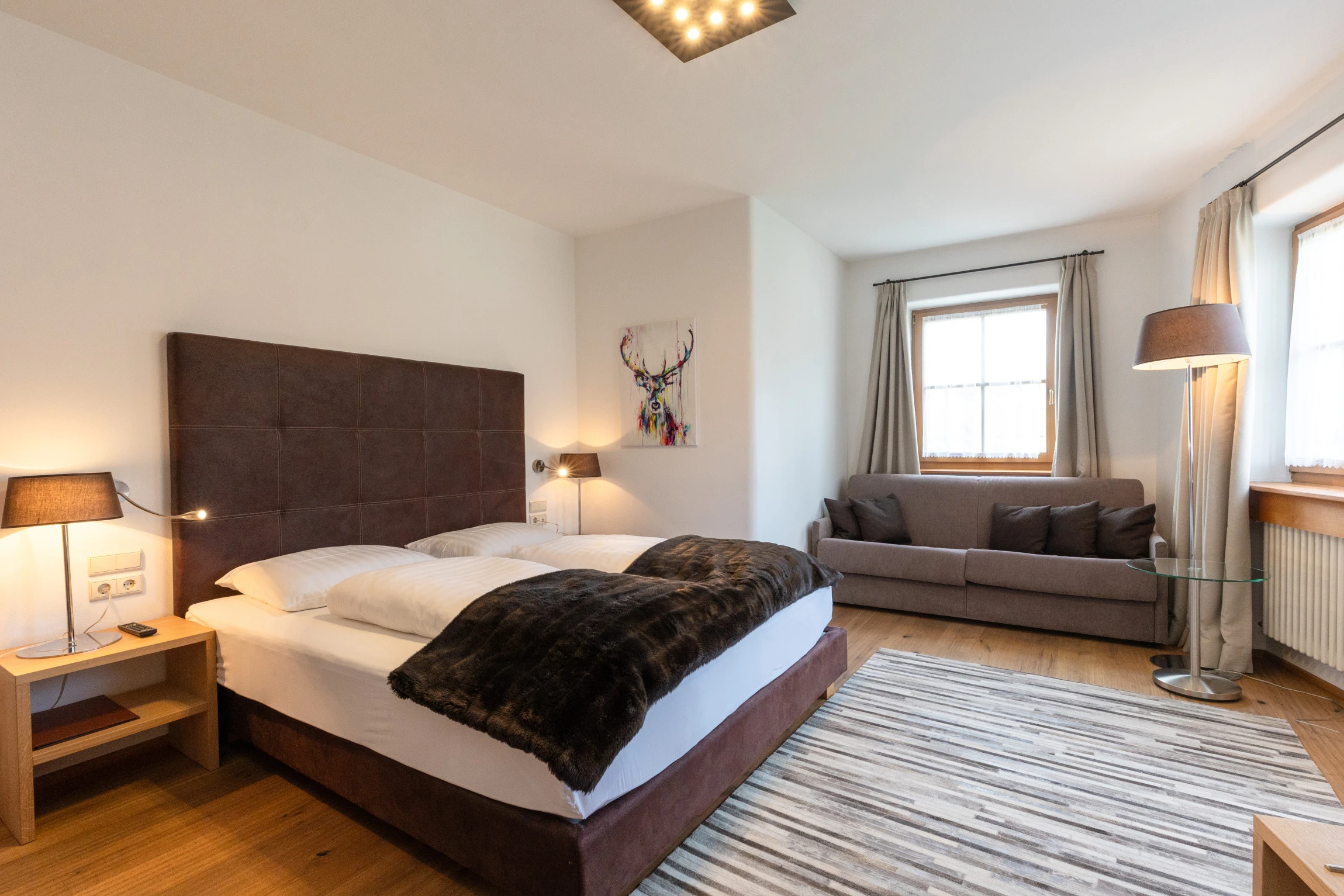 Raum des Hotels mit schönem Bett und Lampe